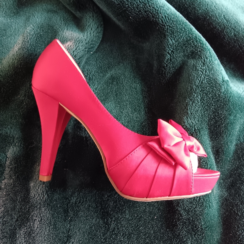 *New* Michelangelo Maribelle pumps, apple red